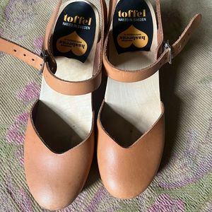 Size 38 Swedish hasbeens. Never worn